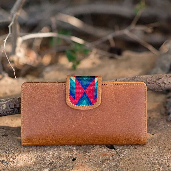 STS69364-cowhide-basic-bliss-carlin-wallet-detail-3_600x_d502f4f6-16ef-4fe8-b11b-c338a135e9b2